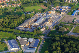 Vue aérienne de Parc industriel avec Schneider Betonfertigteilewerk GmbH à le quartier Huttenheim in Philippsburg dans le département Bade-Wurtemberg, Allemagne