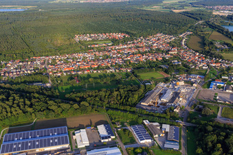 Vue aérienne de Vue de la ville depuis l'ouest à le quartier Huttenheim in Philippsburg dans le département Bade-Wurtemberg, Allemagne