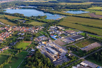 Vue aérienne de Parc industriel avec Schneider Betonfertigteilewerk GmbH et In d. Kühweid avec Ledo Plus, Kail Interfood GmbH et KHW World Wide GmbH à le quartier Huttenheim in Philippsburg dans le département Bade-Wurtemberg, Allemagne