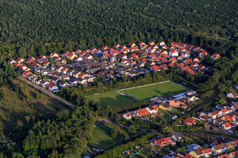 Vue aérienne de Quartier dans la forêt avec terrain de sport du FC Huttenheim 1920 eV à le quartier Huttenheim in Philippsburg dans le département Bade-Wurtemberg, Allemagne