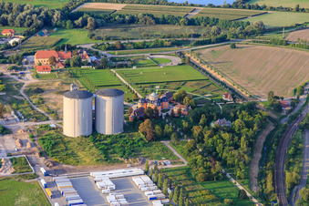 Vue aérienne de Deux grands silos d'ancien Südzucker à l'Hermitage à Waghäusel dans le département Bade-Wurtemberg, Allemagne