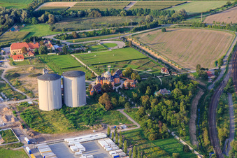 Vue aérienne de Deux grands silos d'ancien Südzucker à l'Hermitage à Waghäusel dans le département Bade-Wurtemberg, Allemagne