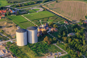 Photographie aérienne de Deux grands silos d'ancien Südzucker à l'Hermitage à Waghäusel dans le département Bade-Wurtemberg, Allemagne