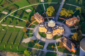 Vue aérienne de Ermitage Waghäuse dans la lumière du soir à Waghäusel dans le département Bade-Wurtemberg, Allemagne