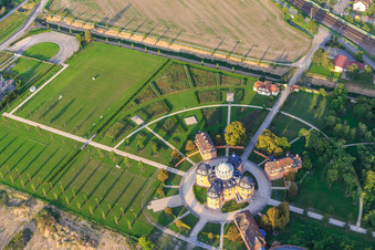 Vue oblique de Ermitage Waghäuse dans la lumière du soir à Waghäusel dans le département Bade-Wurtemberg, Allemagne