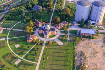 Vue aérienne de Deux grands silos d'ancien Südzucker à l'Ermitage Waghäuse dans la lumière du soir à Waghäusel dans le département Bade-Wurtemberg, Allemagne
