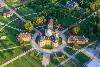 Enregistrement par drone de Ermitage Waghäuse dans la lumière du soir à Waghäusel dans le département Bade-Wurtemberg, Allemagne