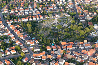 Vue aérienne de Cimetière à le quartier Sankt Leon in St. Leon-Rot dans le département Bade-Wurtemberg, Allemagne