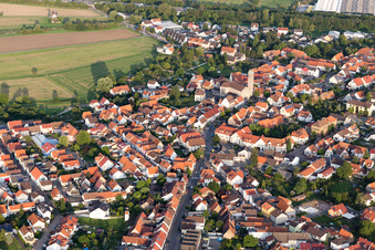 Vue aérienne de Église Saint-Léon le Grand à le quartier Sankt Leon in St. Leon-Rot dans le département Bade-Wurtemberg, Allemagne