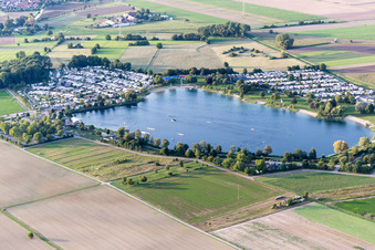 Vue aérienne de Centre de loisirs de la St Leoner Wasser-Ski-Seilbahn GmbH au bord du lac à Sankt Leon-Red à le quartier Sankt Leon in St. Leon-Rot dans le département Bade-Wurtemberg, Allemagne