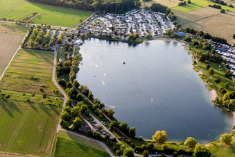 Vue aérienne de Centre de loisirs de la St Leoner Wasser-Ski-Seilbahn GmbH au bord du lac à Sankt Leon-Red à le quartier Sankt Leon in St. Leon-Rot dans le département Bade-Wurtemberg, Allemagne