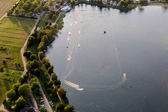 Photographie aérienne de Centre de loisirs de la St Leoner Wasser-Ski-Seilbahn GmbH au bord du lac à Sankt Leon-Red à le quartier Sankt Leon in St. Leon-Rot dans le département Bade-Wurtemberg, Allemagne