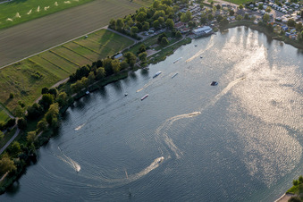 Vue oblique de Centre de loisirs de la St Leoner Wasser-Ski-Seilbahn GmbH au bord du lac à Sankt Leon-Red à le quartier Sankt Leon in St. Leon-Rot dans le département Bade-Wurtemberg, Allemagne
