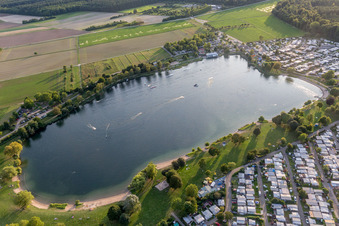 Centre de loisirs de la St Leoner Wasser-Ski-Seilbahn GmbH au bord du lac à Sankt Leon-Red à le quartier Sankt Leon in St. Leon-Rot dans le département Bade-Wurtemberg, Allemagne d'en haut