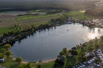 Vue d'oiseau de St. Leoner See, station de ski nautique à le quartier Sankt Leon in St. Leon-Rot dans le département Bade-Wurtemberg, Allemagne