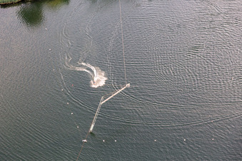 Enregistrement par drone de St. Leoner See, station de ski nautique à le quartier Sankt Leon in St. Leon-Rot dans le département Bade-Wurtemberg, Allemagne