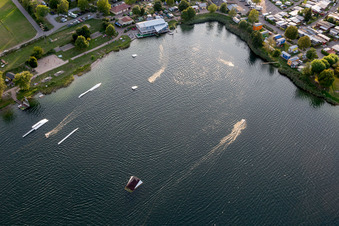 St. Leoner See, station de ski nautique à le quartier Sankt Leon in St. Leon-Rot dans le département Bade-Wurtemberg, Allemagne du point de vue du drone