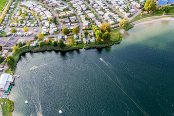 Centre de loisirs de la St Leoner Wasser-Ski-Seilbahn GmbH au bord du lac à Sankt Leon-Red à le quartier Sankt Leon in St. Leon-Rot dans le département Bade-Wurtemberg, Allemagne depuis l'avion