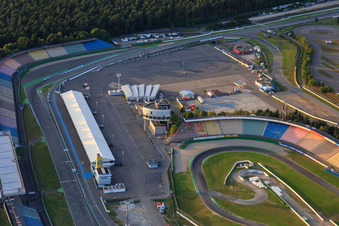 Vue oblique de Voie des stands au Motodrom Hockenheimring Bade-Wurtemberg à Hockenheim dans le département Bade-Wurtemberg, Allemagne