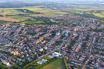 Vue aérienne de Vue depuis le nord-est avec les pompiers volontaires Hockenheim et la ferme maraîchère Schmitt sur le parking P1 du Hockenheimring à Hockenheim dans le département Bade-Wurtemberg, Allemagne