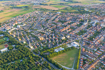 Vue aérienne de Vue depuis le nord-est avec les pompiers volontaires Hockenheim et la ferme maraîchère Schmitt sur le parking P1 du Hockenheimring à Hockenheim dans le département Bade-Wurtemberg, Allemagne