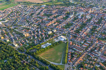 Photographie aérienne de Vue depuis le nord-est avec les pompiers volontaires Hockenheim et la ferme maraîchère Schmitt sur le parking P1 du Hockenheimring à Hockenheim dans le département Bade-Wurtemberg, Allemagne