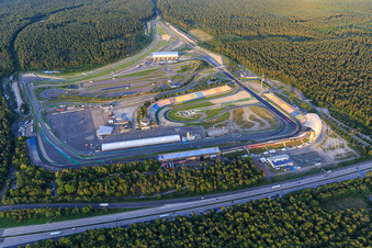 Vue aérienne de Vue d'ensemble depuis l'ouest au-delà de l'A6 du Hockenheimring Bade-Wurtemberg à Hockenheim dans le département Bade-Wurtemberg, Allemagne