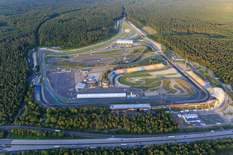 Vue aérienne de Vue d'ensemble depuis l'ouest au-delà de l'A6 du Hockenheimring Bade-Wurtemberg à Hockenheim dans le département Bade-Wurtemberg, Allemagne