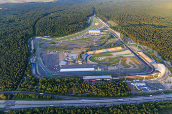 Photographie aérienne de Vue d'ensemble depuis l'ouest au-delà de l'A6 du Hockenheimring Bade-Wurtemberg à Hockenheim dans le département Bade-Wurtemberg, Allemagne