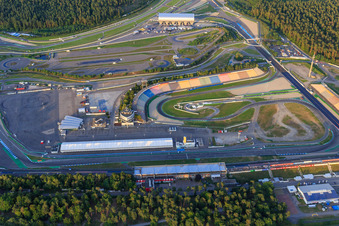 Vue oblique de Vue d'ensemble depuis l'ouest au-delà de l'A6 du Hockenheimring Bade-Wurtemberg à Hockenheim dans le département Bade-Wurtemberg, Allemagne