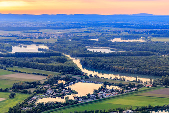 Vue aérienne de Lac et plage de baignade Hohwiese de la Seegemeinschaft Ketsch eV dans la lumière du soir à Ketsch dans le département Bade-Wurtemberg, Allemagne
