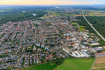 Vue aérienne de Vue d'ensemble de la ville le long de l'A6 depuis le sud-est à Ketsch dans le département Bade-Wurtemberg, Allemagne