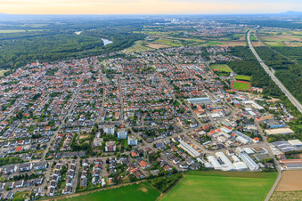 Vue aérienne de Vue d'ensemble de la ville le long de l'A6 depuis le sud-est à Ketsch dans le département Bade-Wurtemberg, Allemagne