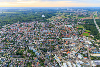 Vue oblique de Vue d'ensemble de la ville le long de l'A6 depuis le sud-est à Ketsch dans le département Bade-Wurtemberg, Allemagne