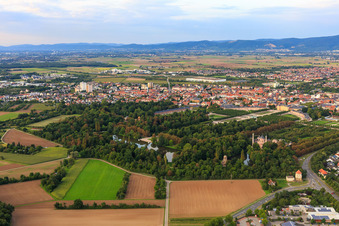 Vue aérienne de Temple de Mercure et mosquée dans les jardins du palais de Schwetzingen à Schwetzingen dans le département Bade-Wurtemberg, Allemagne
