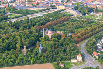 Vue aérienne de Temple de Mercure et mosquée dans les jardins du palais de Schwetzingen à Schwetzingen dans le département Bade-Wurtemberg, Allemagne