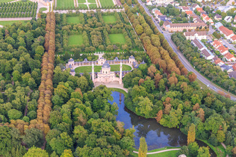 Vue oblique de Mosquée dans les jardins du château de Schwetzingen à Schwetzingen dans le département Bade-Wurtemberg, Allemagne