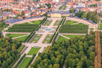 Vue aérienne de Fontaine d'Arion au centre des jardins du château de Schwetzingen et groupe de cerfs - sculptures avec fontaine à Schwetzingen dans le département Bade-Wurtemberg, Allemagne