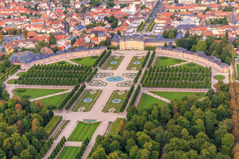 Vue aérienne de Fontaine d'Arion au centre des jardins du château de Schwetzingen et groupe de cerfs - sculptures avec fontaine à Schwetzingen dans le département Bade-Wurtemberg, Allemagne
