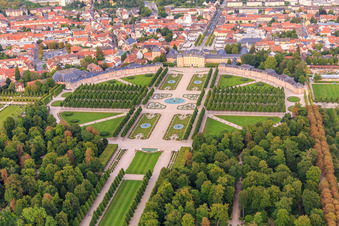 Photographie aérienne de Fontaine d'Arion au centre des jardins du château de Schwetzingen et groupe de cerfs - sculptures avec fontaine à Schwetzingen dans le département Bade-Wurtemberg, Allemagne