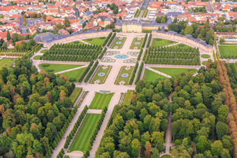 Vue oblique de Fontaine d'Arion au centre des jardins du château de Schwetzingen et groupe de cerfs - sculptures avec fontaine à Schwetzingen dans le département Bade-Wurtemberg, Allemagne