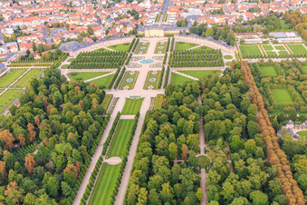 Fontaine d'Arion au centre des jardins du château de Schwetzingen et groupe de cerfs - sculptures avec fontaine à Schwetzingen dans le département Bade-Wurtemberg, Allemagne d'en haut