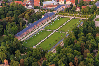 Vue aérienne de Orangerie et pelouse dans les jardins du château de Schwetzingen à Schwetzingen dans le département Bade-Wurtemberg, Allemagne