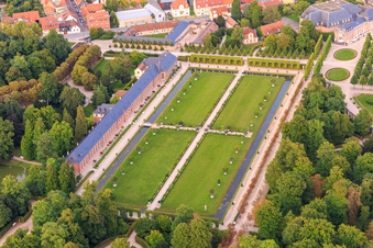 Vue aérienne de Orangerie et pelouse dans les jardins du château de Schwetzingen à Schwetzingen dans le département Bade-Wurtemberg, Allemagne