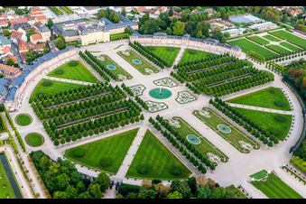 Vue aérienne de Parc du château du château Schwetzingen Mittelbau et fontaine d'Arion à Schwetzingen dans le département Bade-Wurtemberg, Allemagne