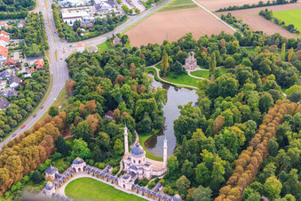 Vue oblique de Temple de Mercure et mosquée dans les jardins du palais de Schwetzingen à Schwetzingen dans le département Bade-Wurtemberg, Allemagne