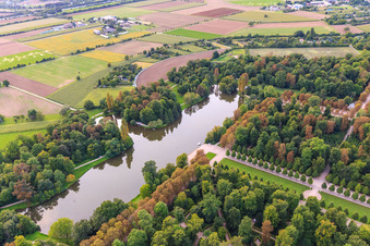 Vue aérienne de Étang dans les jardins du château de Schwetzingen à Schwetzingen dans le département Bade-Wurtemberg, Allemagne