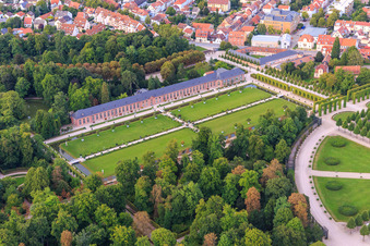 Photographie aérienne de Orangerie et pelouse dans les jardins du château de Schwetzingen à Schwetzingen dans le département Bade-Wurtemberg, Allemagne