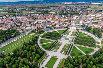 Vue aérienne de Parc du château du château Schwetzingen Mittelbau et fontaine d'Arion à Schwetzingen dans le département Bade-Wurtemberg, Allemagne