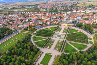 Fontaine d'Arion au centre des jardins du château de Schwetzingen et groupe de cerfs - sculptures avec fontaine à Schwetzingen dans le département Bade-Wurtemberg, Allemagne vue d'en haut